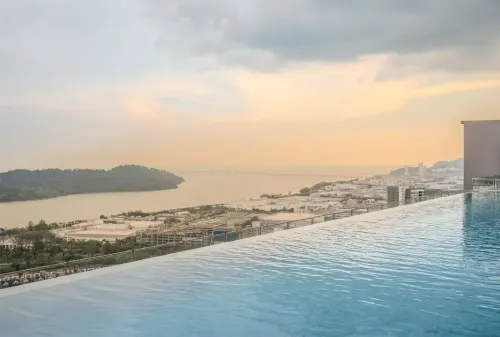 Seaview Infinity Pool - Iconic Regency Stylish Stay