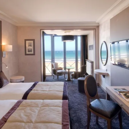 Le Grand Hotel des Thermes Отели рядом с достопримечательностью «Пляж Сийон»
