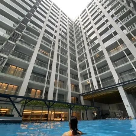 Luxury Condo near NAIA Airport & MOA with free Pool & Gym