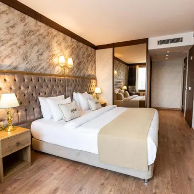 Marble Hotel Các khách sạn gần Quảng trường Cihangir