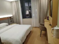 Jun Yue Hotel - parking