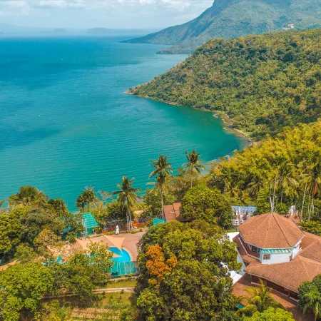 Noni's Resort