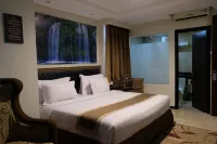 Travellers Hotel Phinisi