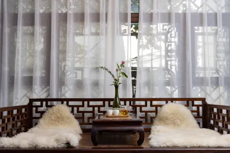 Cathay||Old town palace Inn (Lijiang Old Town Dashuiche Branch) Отели рядом с достопримечательностью «Square Market»