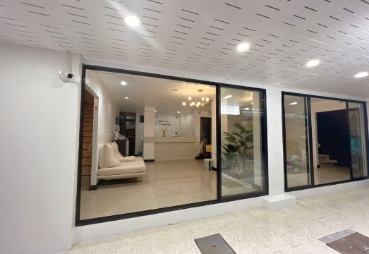 Upsea hotel Patong Phuket의 깔끔한 객실 내부