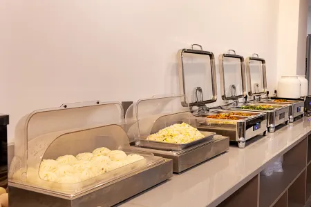 Jiangnan Zeju Holiday Hotel Отели рядом с достопримечательностью «Henan Institute of Water Conservancy and Environment (Airport Campus)»