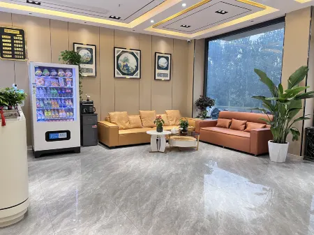 Crystal Hotel At Seasons Отели рядом с достопримечательностью «Ginkgo Time Tunnel»