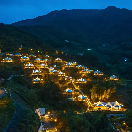 Cloud-Crest Starry Lodges