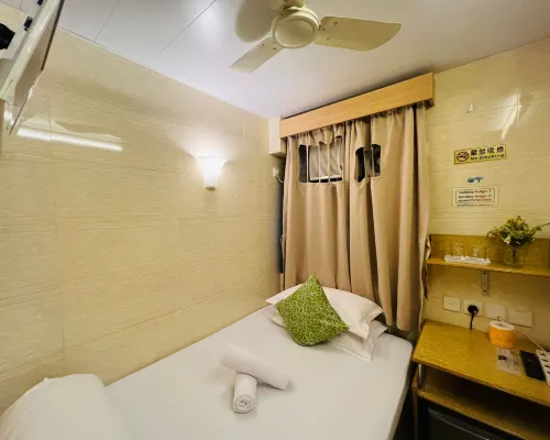 FOUR SEASONS HOSTEL Hotels near أوشن تيرمينال