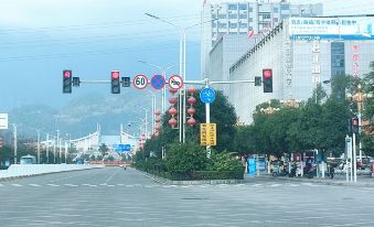 Tuke China Light Hotel (Enshi Railway Station)