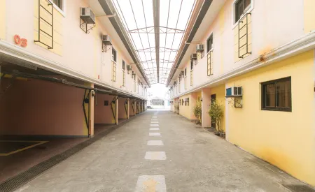 RedDoorz @ Moss Hotel Dasmarinas