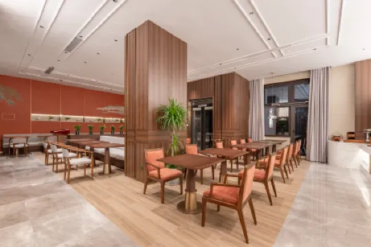 Haining Yanguan Maison New Century Resort Hotel