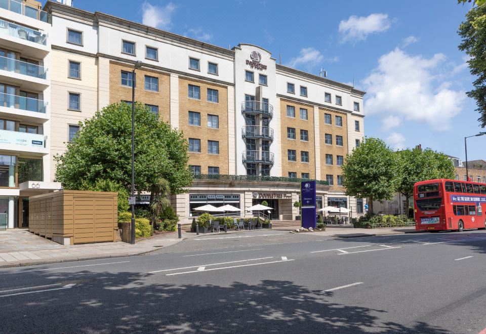 더블트리 엔젤 킹스 크로스 호텔의 리모델링된 객실