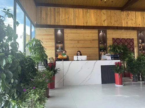 Snowtop Westernmost Lodge · Taxian Khu vực công cộng Photos