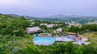 Squirrel Kingdom Forest Homestay - Rooftop Pools
