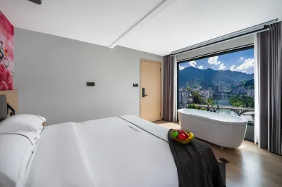 Shanyu City · Panoramic Intelligent Audio-visual Hotel (Guilin Longsheng Bus Station Store Hotels near Yinshui Dong Village
