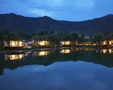 Trip.com Group Country Retreats (Dihua Earth-house Joint Resort) Hotels in Danfeng