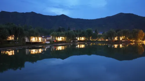 Trip.com Group Country Retreats (Dihua Earth-house Joint Resort) Hotel di Danfeng