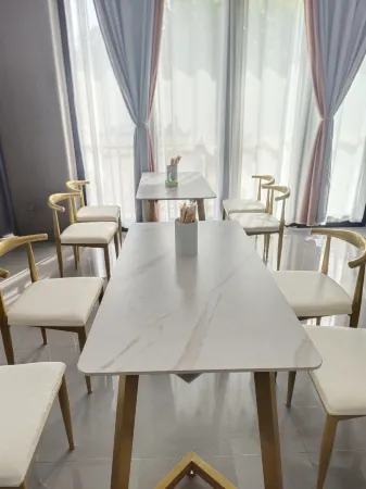 Prince Grand Hotel Отели рядом с достопримечательностью «Yunnan Black Hot Spring RV Camping Base»