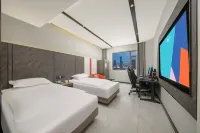 i Electronic Sports Hotel (Xinyang Railway Station Tianrun Plaza) - balcony