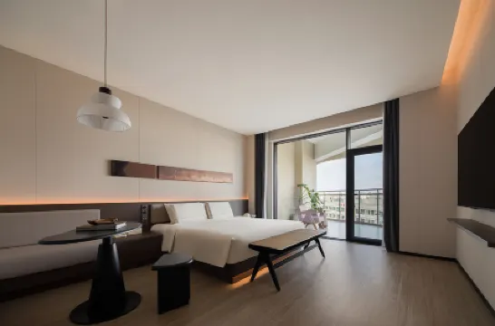 Atour Hotel Haikou Longhua Longhu Tianjie Отели рядом с достопримечательностью «Martyrs' Cemetery»