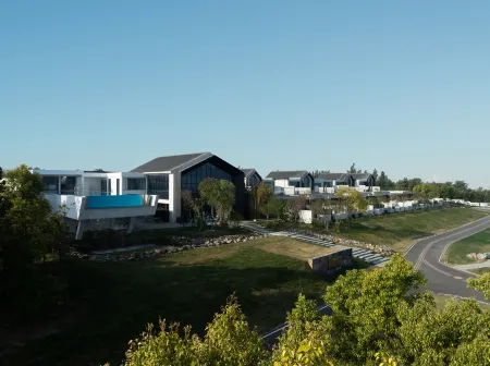 Half Mountain Four Seasons Hot Spring Hotel Отели рядом с достопримечательностью «Хэнаньский университет науки и техники (Канъюаньский район)»