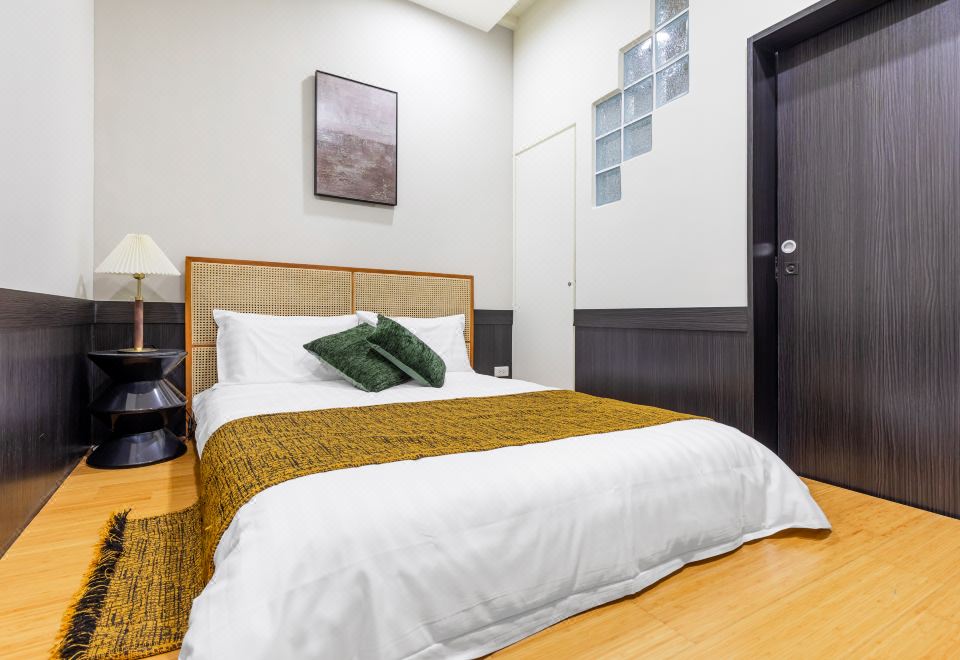 깔끔하고 현대적인 Harmony Inn의 객실 내부 사진입니다.