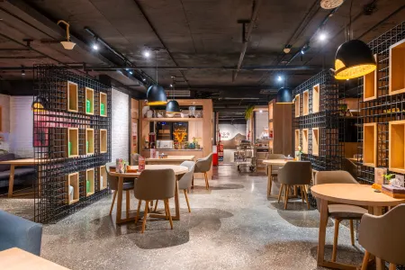 China/Chongqing/Chongqing/Kowloon Po District/Yangjiaping Street West Suburban Road 21-1 Отели рядом с достопримечательностью «Chongqing Institute of Engineering (Nanquan Campus)»