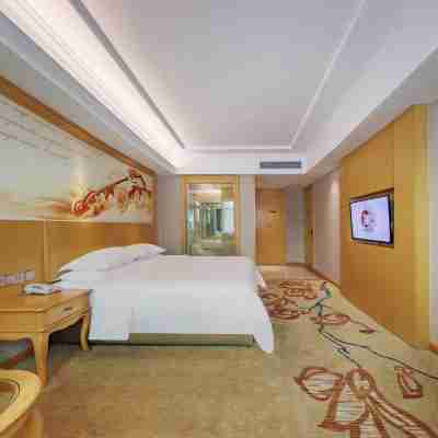 維也納飯店（南丹洞天酒海景區金芙蓉廣場店） Rooms