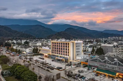 Mingzhi Shangchun Holiday Hotel - Dujiangyan Rongchuang Panda Valley Branch Hotel in zona Zhaogong Mountain