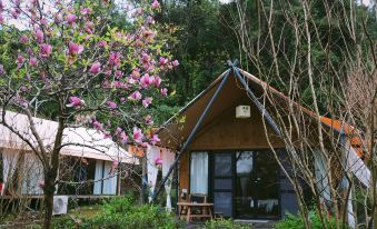 LUYINSANQIU GLAMPING RESORT