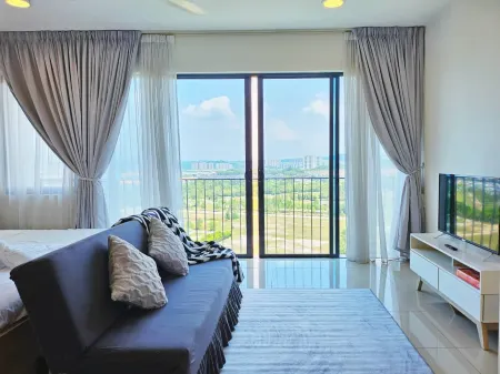 Minimalist studio @ Trefoil Setia Alam (linked bridge to SCCC/SCM) for 2-4pax