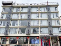 遇龍家譽飯店（陽朔遇龍河景區金龍巡遊店） 遇龍河竹筏漂遊附近的飯店
