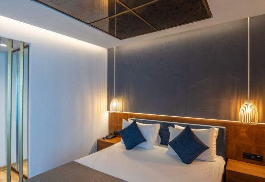 Nova Plaza Crystal HotelHotel Overview