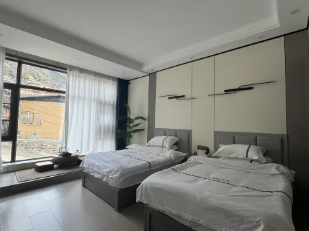 Agong Homestay (Zagana Scenic Area) Отели в г. Диебу