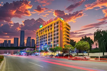 Vienna Hotel (Jieyang Rongcheng Jinxian Gate Tower) Отели рядом с достопримечательностью «Jieyang City God Temple»