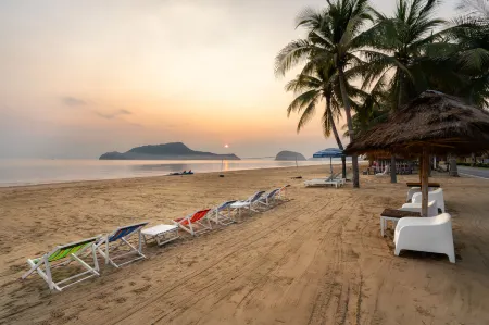 Dolphin Bay Beach Resort Отели рядом с достопримечательностью «Tham Phraya Nakhon»