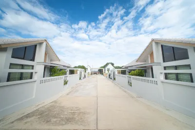 Songmee Pool Villa Nikompattana Hotels in der Nähe von Wat Chak Phak Kut