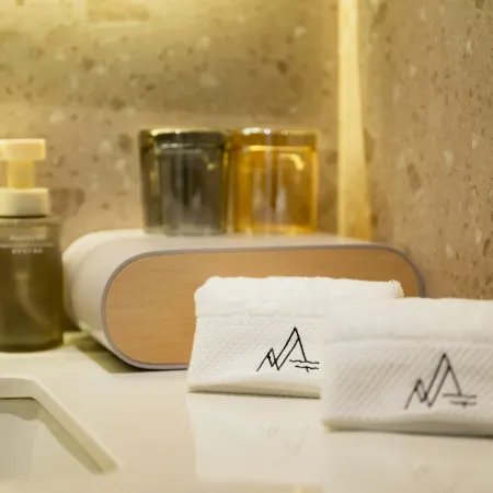 Mid Mountain and White Homestay (Bei Scenic Area Hub Store)