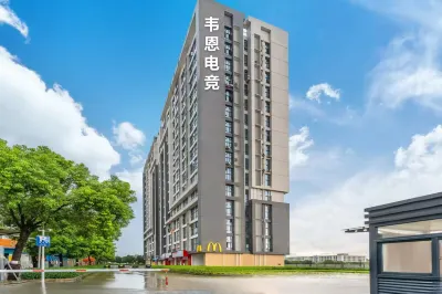 Weien E-Sports Hotel (Guangdong Technical Normal University Baiyun Campus) Hotels near Guangdong Polytechnic Normal University (Baiyun Campus)