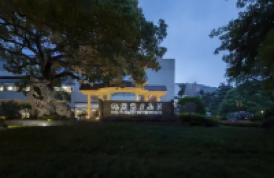 West Lake Vishwa Resort Hotels near Leifeng Tower