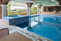 RedDoorz Plus @ Nick Hotel Guimba - 2-Star