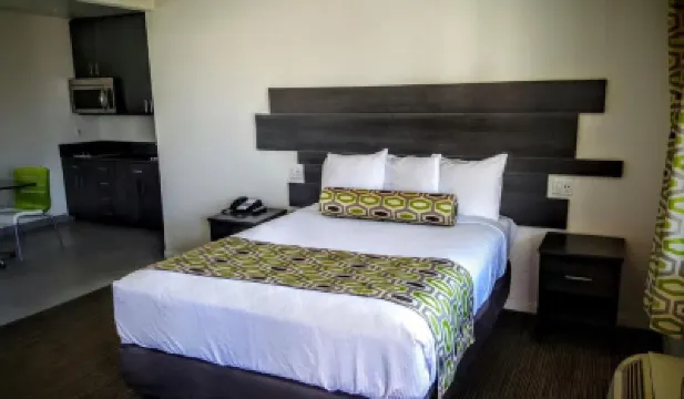 Jewel City Inn Hotels near Travel Town Gift Shop