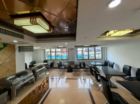 Feifeng Chuanqi Hotel Отели в г. Хечжан