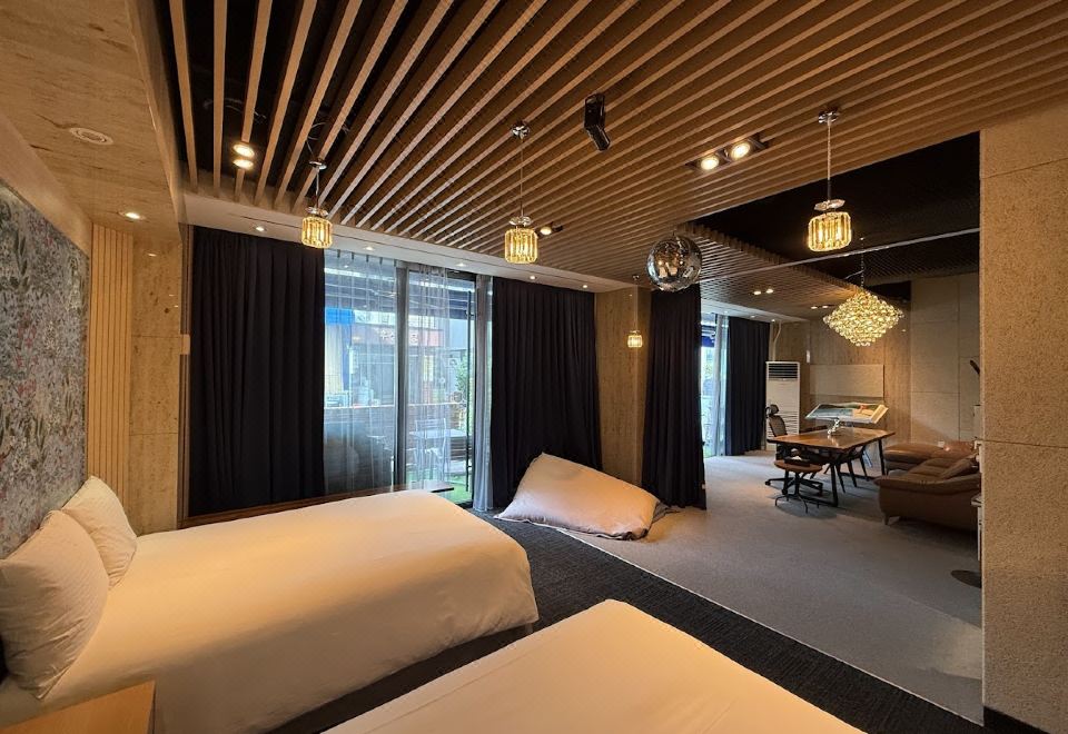 에이큐브호텔의 넓은 객실과 욕조 시설