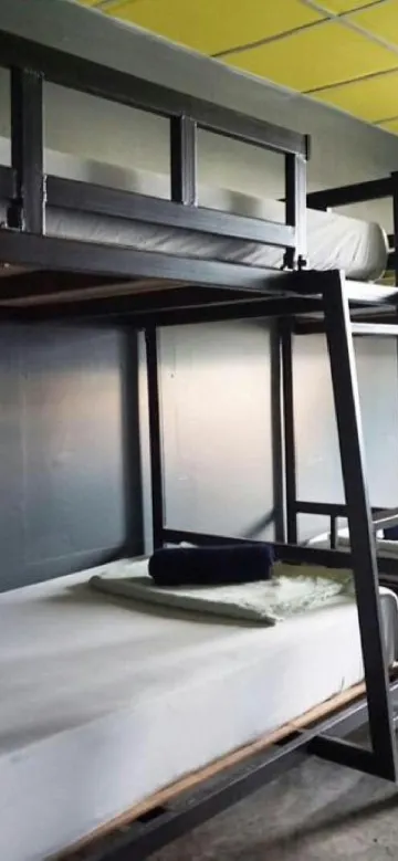 เตียงในห้องหญิงห้องรวมพร้อมพัดลม
