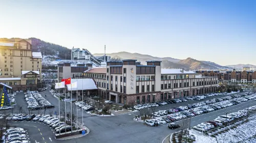 Luming Hot Spring Hotel (Wanfeng Tonghua Ski Resort)