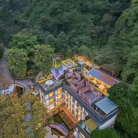 Qingcen Cloud Stream Private Hot Spring&Cinema Homestay