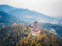 Linran Spring Holiday Hotel near The PandaVally - Romantische