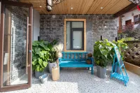 12C · Courtyard · Prime location right by the waterfall Hotel di 